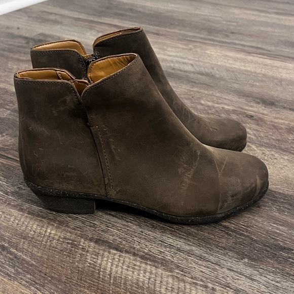 Clarks Shoes - Clarks Women's Wilrose Frost Taupe Leather Boots Size 7.5W 🔥
